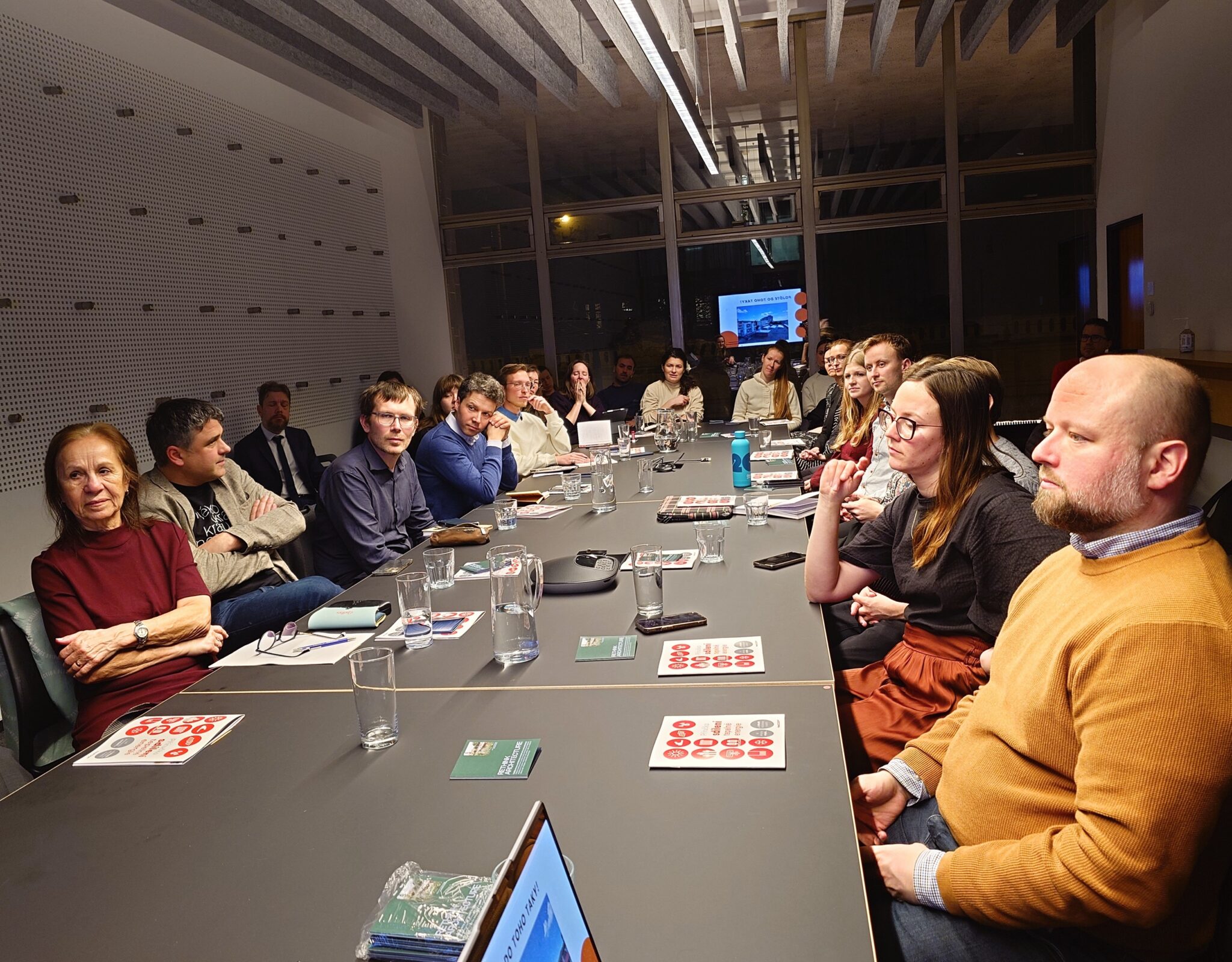 Osazenstvo kulatého stolu.