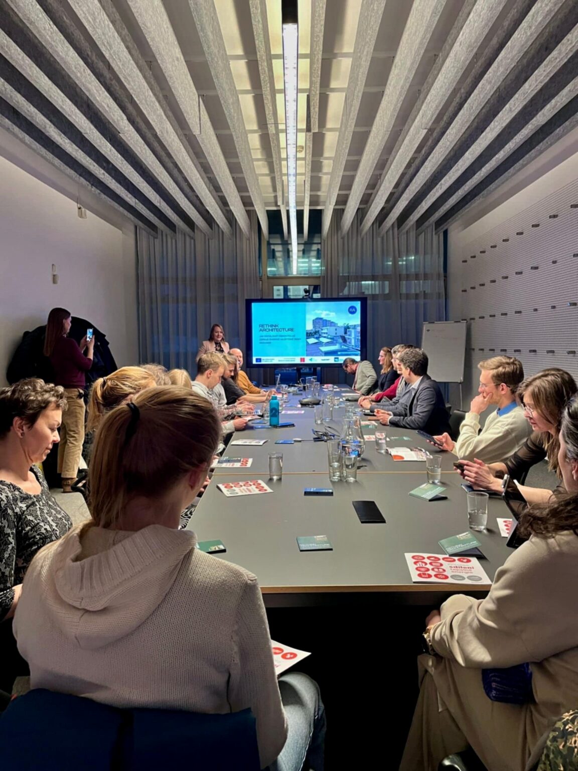 Na kulatém stole bylo plno.